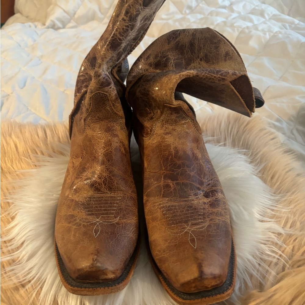 JUSTIN COWBOY DISTRESSED BOOTS.